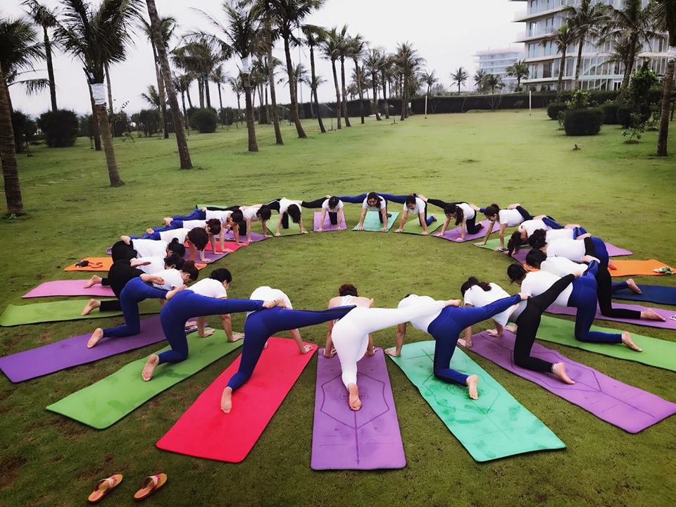 Buổi tập Yoga tại bãi cỏ FLC Sầm Sơn